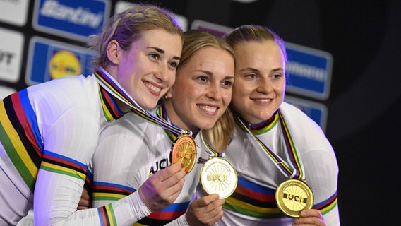 Bahnrad: Goldmedaillen-Gewinnerinnen Pauline Grabosch,Emma Hinze und Lea Sophie Friedrich © IMAGO / Sirotti 