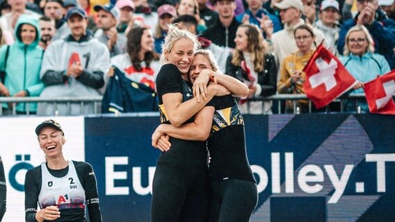 Laura Ludwig und Louisa Lippmann feiern EM-Bronze und umarmen sich © IMAGO / Stegemann 