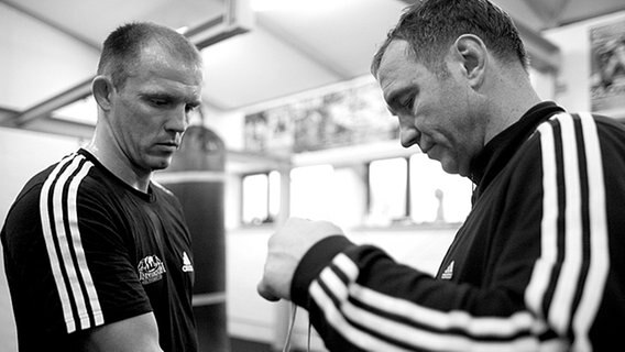 Jürgen Brähmer (l.) und Boxtrainer Michael Timm © picture-alliance / Rolf Vennenbernd/filmograf 