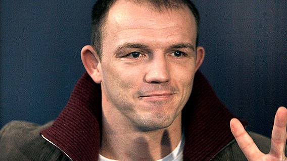 Profiboxer Jürgen Brähmer zeigt das Victory-Zeichen. © picture alliance / dpa 