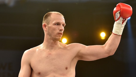 Profiboxer Jürgen Brähmer nach seiner erfolgreichen WM-Titelverteidigung in Oldenburg © dpa Foto: Carmen Jaspersen
