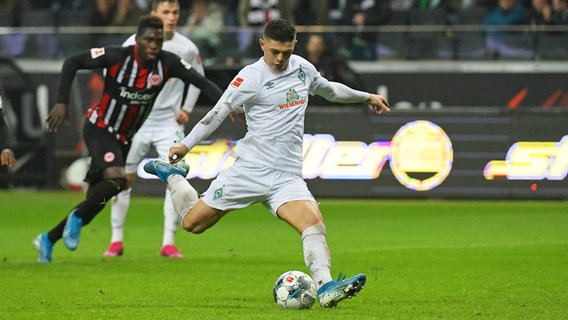 Bremens Milot Rashica schießt einen Elfmeter © imago images/Jan Huebner Foto: imago images/Jan Huebner