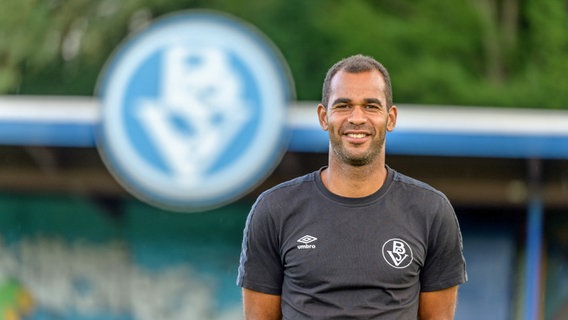 Benjamin Eta, Trainer vom Bremer SV © IMAGO / Nordphoto 