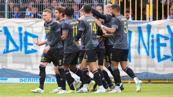 Die Spieler des Bremer SV im Aufstiegsspiel bei Kickers Emden. © imago images 