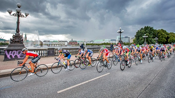 Rennfahrer bei den Cyclassics in Hamburg © imago sportfotodienst 