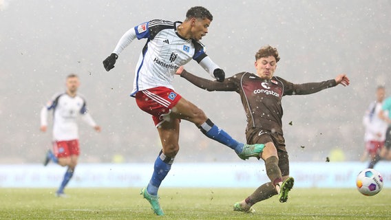 Ransford-Yeboah Königsdörffer (Hamburger SV) im Stadtderby gegen Philipp Treu (FC St. Pauli) © IMAGO / MIS 