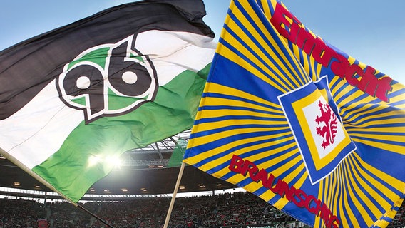Flaggen von Hannover 96 und Eintracht Braunschweig © imago Foto: Joachim Sielski, Kaletta