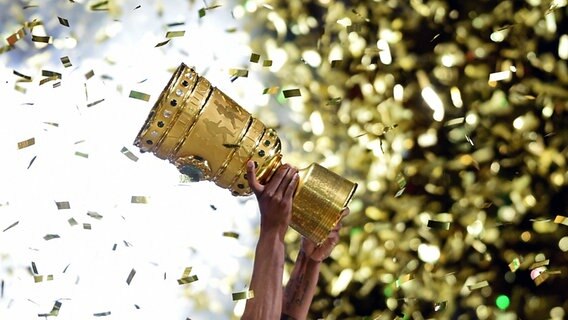 Der DFB-Pokal im Konfetti-Regen © picture alliance/Maurizio Gambarini/dpa 