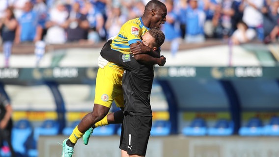 Anthony Ujah (Braunschweig, 14) und Ron Thorben Hoffmann (Braunschweig, 1) bejubeln den Klassenerhalt © Imago images Foto: Jan Huebner