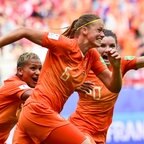 Anouk Dekker (Niederlande, v.) jubelt mit ihren Mitspielerinnen.
