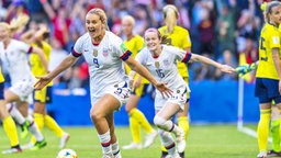 Lindsey Horan (USA, v.) jubelt mit ihren Mitspielerinnen © imago images / Fotoarena Foto: imago images / Fotoarena