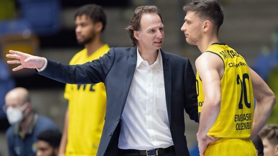 Baskets-Oldenburg-Trainer Ingo Freyer mit Spieler Michal Michalak © picture alliance/dpa/Kessler-Sportfotografie Foto: Jürgen Kessler