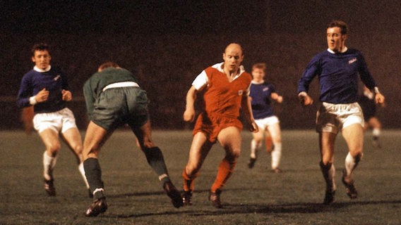 Gert Dörfel (rotes Trikot) scheitert an Cardiffs Keeper Bob Wilson. © imago/kicker/Metelmann Foto: Metelmann