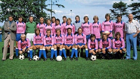 Der HSV-Kader 1976: Manager Dr. Krohn, Peter Nogly, Vladimir Kovacic, Horst Blankenburg, Arno Steffenhagen, Detlef Spincke, Felix Magath, Uwe Mackensen, Ferdinand Keller, Rudi Kargus, Klaus Zaczyk, Caspar Memering, Manfred Kaltz, Georg Volkert, Trainer Kuno Klötzer (hinten, v.l.); Horst Bertl, Jürgen Sperlich, Kurt Eigl, Hans Ettmayer, Hans-Jürgen Ripp, Willi Reimann, Peter Hidien, Klaus Winkler, Ole Björnmose (vorne, v.l.). © picture alliance / dpa Foto: Lothar Heidtmann