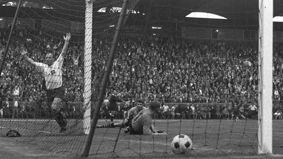 Uwe Seeler beim Pokalendspiel 1963 © dpa picture alliance Foto: dpa picture alliance
