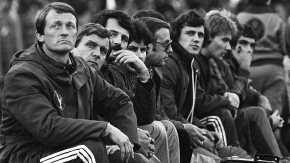 Der Trainer Werner Olk (l.) auf der Bank von Eintracht Braunschweig © imago/Rust 