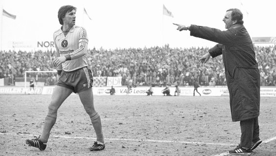 Aleksandar Ristic (r.) dirigiert als Trainer bei Eintracht Braunschweig © imago/Rust 