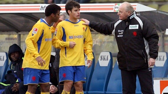 Braunschweigs Trainer Willi Reimann (r.) gibt seinen Spielern Anweisungen. © imago/Hübner 