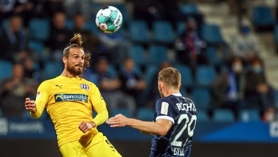 Osnabrücks Angreifer Christian Santos (l.) beim Kopfball im Spiel in Bochum. © picture alliance/RHR-FOTO Foto: RHR-FOTO/Tim Rehbein