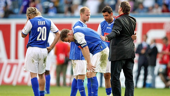 Trainer Frank Pagelsdorf (r.) tröstet die Rostocker Spieler. Trainer Frank Pagelsdorf (r.) tröstet die Rostocker Spieler. © imago