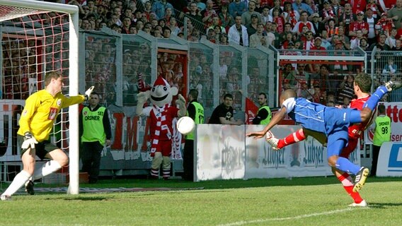 Rostock kassiert den Last-Minute-Gegentreffer gegen Cottbus. Rostock kassiert den Last-Minute-Gegentreffer gegen Cottbus. © imago