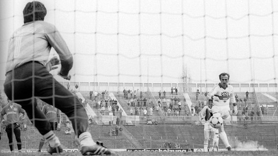 96-Keeper Jürgen Rynio (l.) beim Strafstoß von Stuttgarts
Michael Nushöhr 96-Keeper Jürgen Rynio (l.) beim Strafstoß von Stuttgarts
Michael Nushöhr © imago/Werek