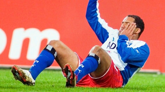 HSV-Stürmer Ailton liegt 2006 verletzt am Boden. © picture-alliance / Sven Simon 