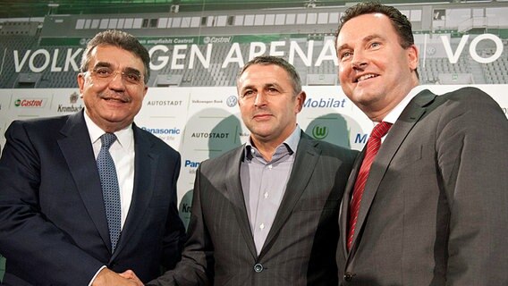 Francisco Javier Garcia Sanchez (l.), Vorsitzender des Aufsichtsrates des VfL Wolfsburg, Geschäftsführer Klaus Allofs (Mitte) und Stephan Grühsam, stellvertretender Vorsitzender des Aufsichtsrates Francisco Javier Garcia Sanchez (l.), Vorsitzender des Aufsichtsrates des VfL Wolfsburg, Geschäftsführer Klaus Allofs (Mitte) und Stephan Grühsam, stellvertretender Vorsitzender des Aufsichtsrates © dpa - Bildfunk Foto: Emily Wabitsch