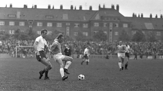 Szene aus dem DFB-Pokal-Halbfinale 1964 zwischen Altona 93 und 1860 München. Szene aus dem DFB-Pokal-Halbfinale 1964 zwischen Altona 93 und 1860 München. © picture alliance / dpa Foto: Lothar Heidtmann