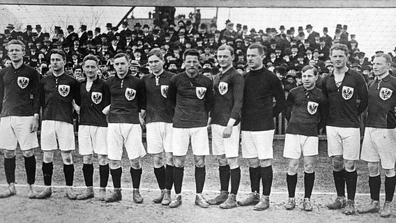 Die deutsche Nationalmannschaft 1913 um Adolf Jäger (5.v.r.) © Archiv Verlag Die Werkstatt 