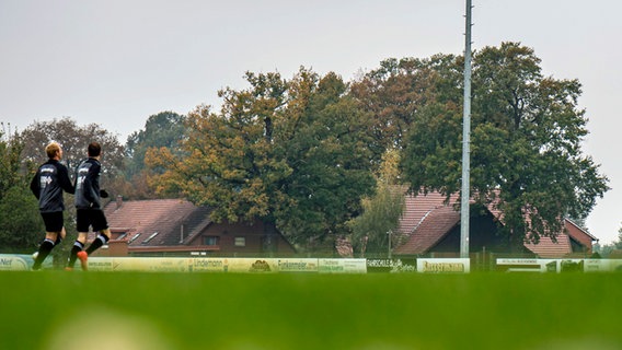 Zwei Amateurfußballer auf einem Fußballplatz © IMAGO / Kirchner-Media 