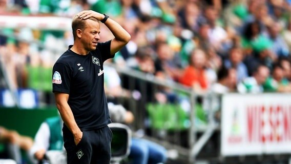 Werder Bremens Trainer Markus Anfang steht an der Seitenlinie und fasst sich enttäuscht mit der Hand auf den Kopf. © dpa-Bildfunk 