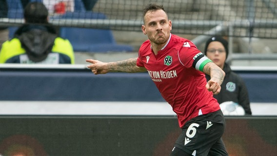 Marvin Bakalorz bejubelt seinen Treffer gegen Aue. © picture alliance / dpa Foto: Swen Pförtner