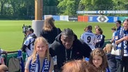 Fabio Baldé mit kleinen Fans © NDR 