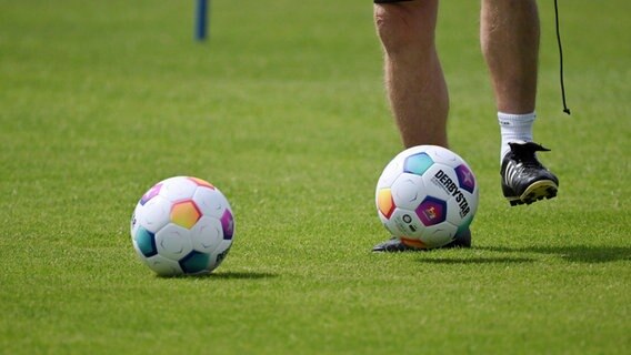 Zwei offizielle Spielbälle der Bundesliga. © IMAGO / Team 2 