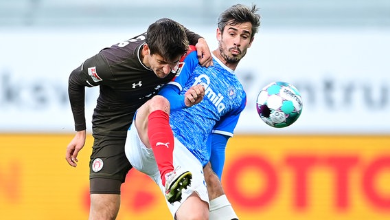 Adam Dzwigala (l.) vom FC St. Pauli im Duell mit Fin Bartels von Holstein Kiel © Witters Foto: Tim Groothuis