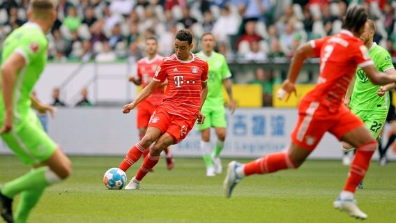 Jamal Musiala vom FC Bayern München im Spiel gegen den VfL Wolfsburg © IMAGO / Claus Bergmann 