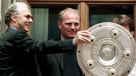 Bayern-Trainer Franz Beckenbauer (l.) und Manager Uli Hoeneß mit der Meisterschale © picture-alliance/ dpa 