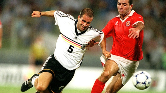 Stefan Beinlich (l.) bei seinem Länderspieldebüt für Deutschland. © picture-alliance 