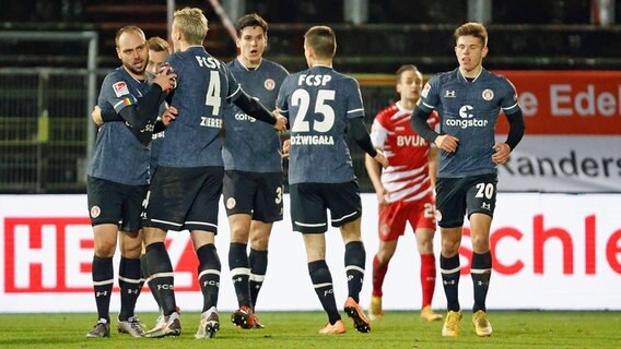 Rico Benatelli vom FC St. Pauli jubelt (l.) © imago images/HMB-Media Foto: Heiko Becker