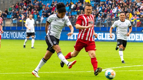 Navine Omilade (l.) von den DFB All-Stars trifft gegen die HSV All-Stars. © IMAGO / Eibner 