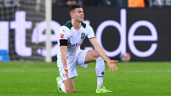 Laszlo Benes von Borussia Mönchengladbach lamentiert © imago images/Revierfoto 