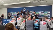 Bierdusche für HSV-Trainer Polzin und Co. bei der Pressekonferenz © NDR 