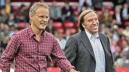 Initiator Reinhold Beckmann (l.) und Schirmherr Günter Netzer beim "Tag der Legenden" in Hamburg. © dpa - Bildfunk Foto: Bodo Marks