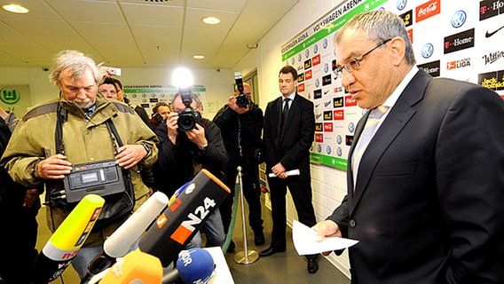 Trainer Felix Magath vom VfL Wolfsburg gibt am 6. Mai 2009 seinen Wechsel zum FC Schalke 04 bekannt. © dpa Foto: Jochen Lübke