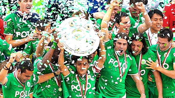 Die Wolfsburger Mannschaft feiert den Gewinn der Meisterschaft. © dpa 