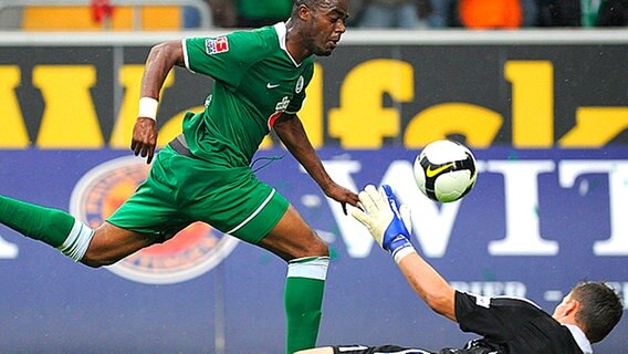 Wolfsburgs Grafite (l) umläuft HSV-Keeper Frank Rost und trifft. © DPA Foto: Peter Steffen