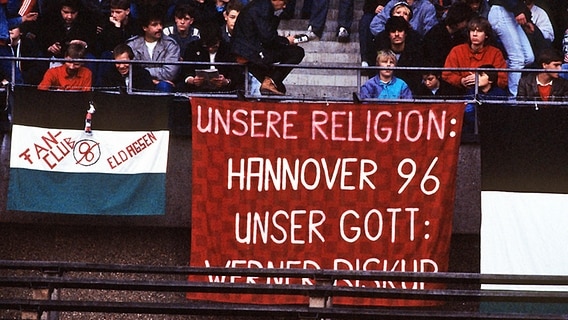 Spruchband von Anhängern von Hannover 96 zu Ehren von Werner Biskup © mago/Kicker/Eissner Foto: Kicker/Eissner