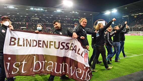 St. Paulis Blindenfußballer lassen sich im Millerntorstadion für den Gewinn der deutschen Meisterschaft feiern. © Witters 