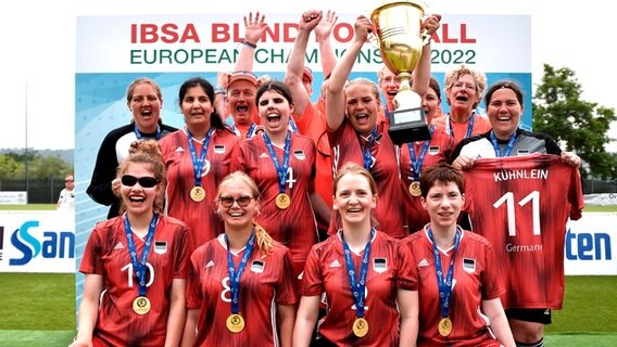 Die deutschen Blindenfußballerinnen jubeln über den EM-Titel 2022 © Michael Hain 